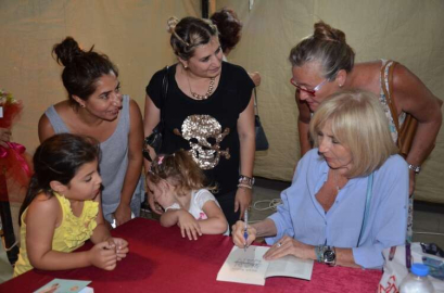 Ayşe Kulin Kuşadası'nda okurlarıyla buluştu 