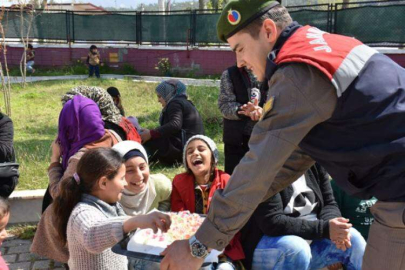 Jandarma'dan çocuklar çikolata