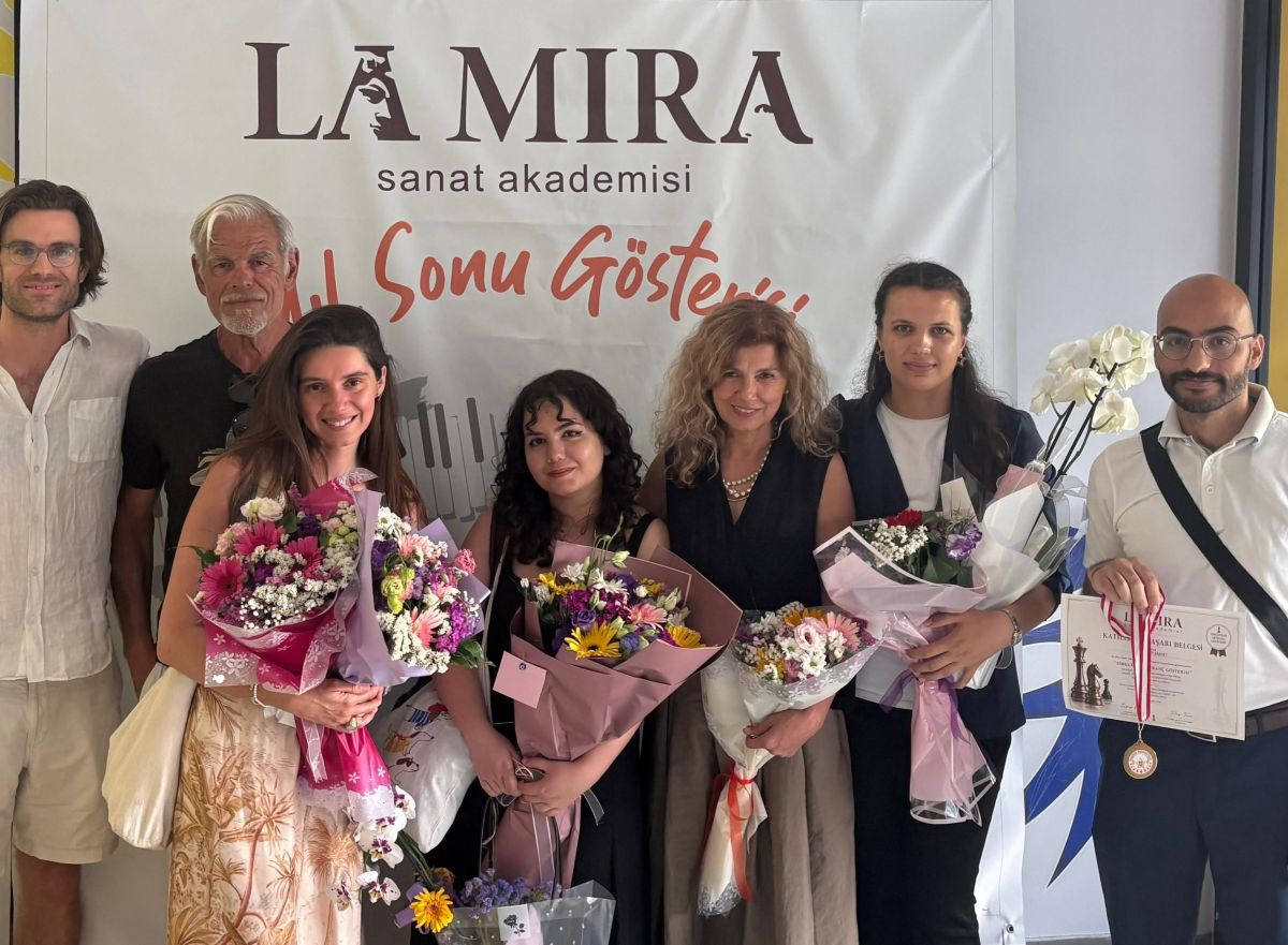 Kuşadası La Mira Sanat yıl sonu etkinliği muhteşemdi